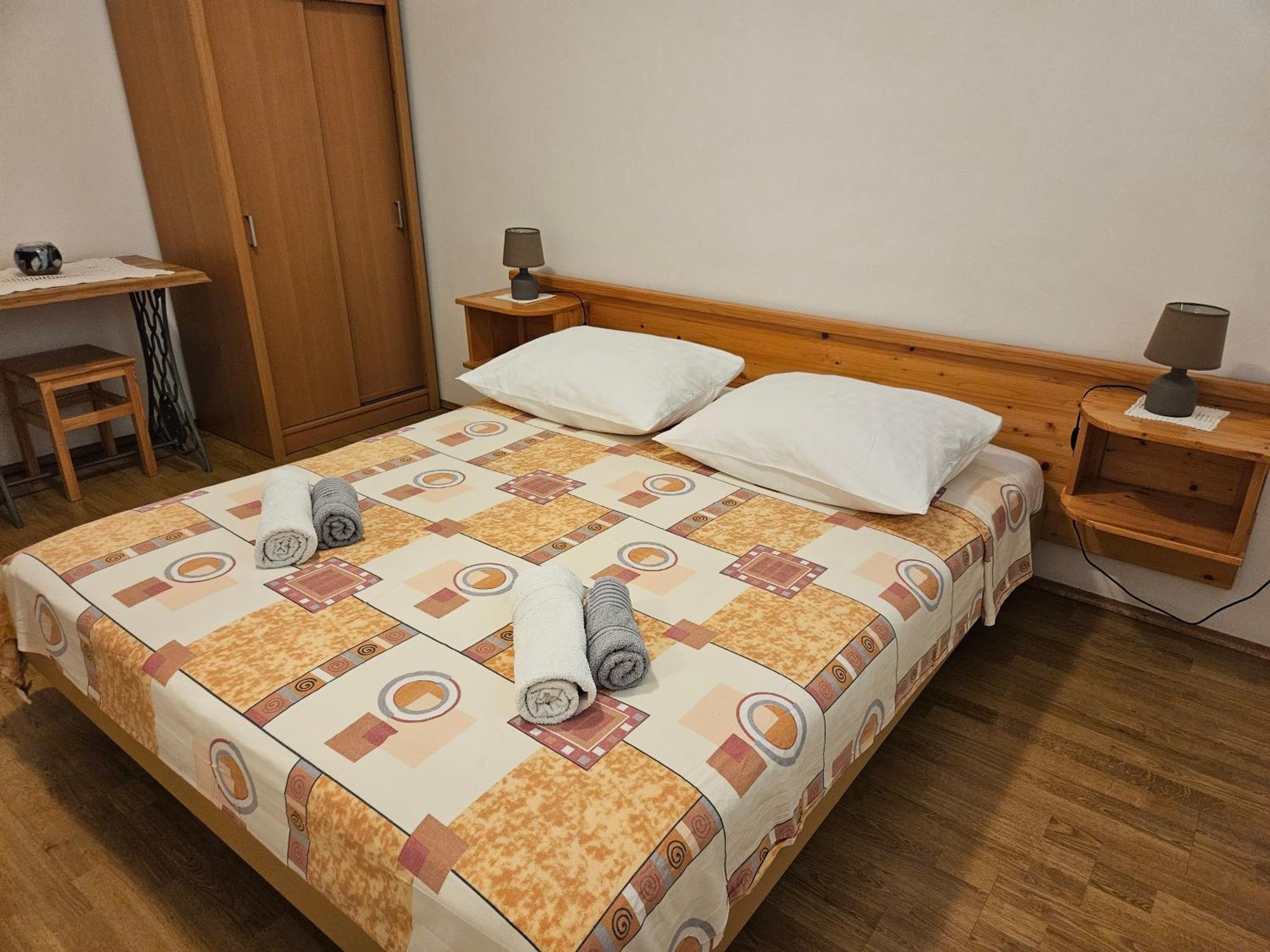 Apartmani Tatjana Rab Town Bagian luar foto
