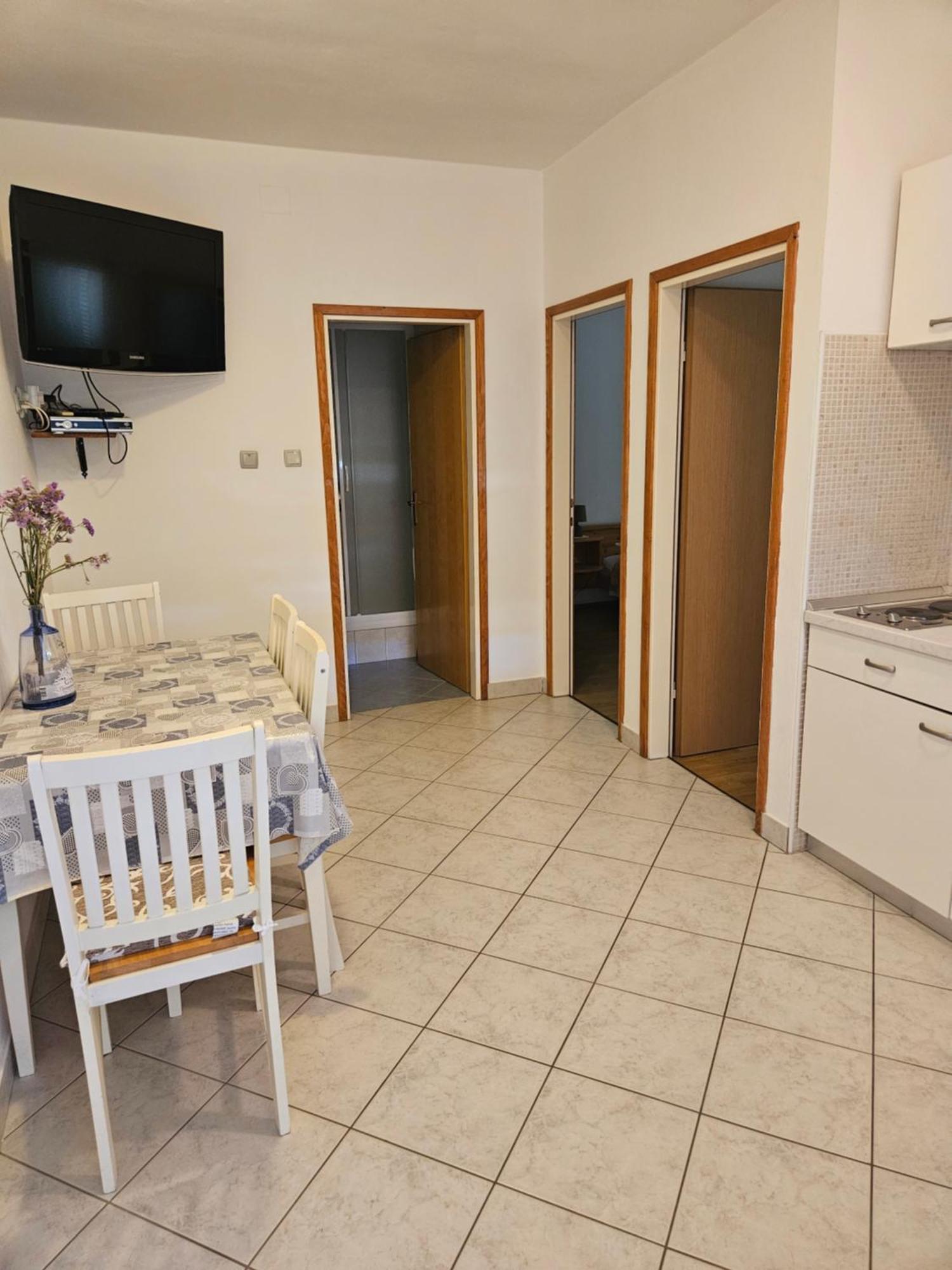 Apartmani Tatjana Rab Town Bagian luar foto