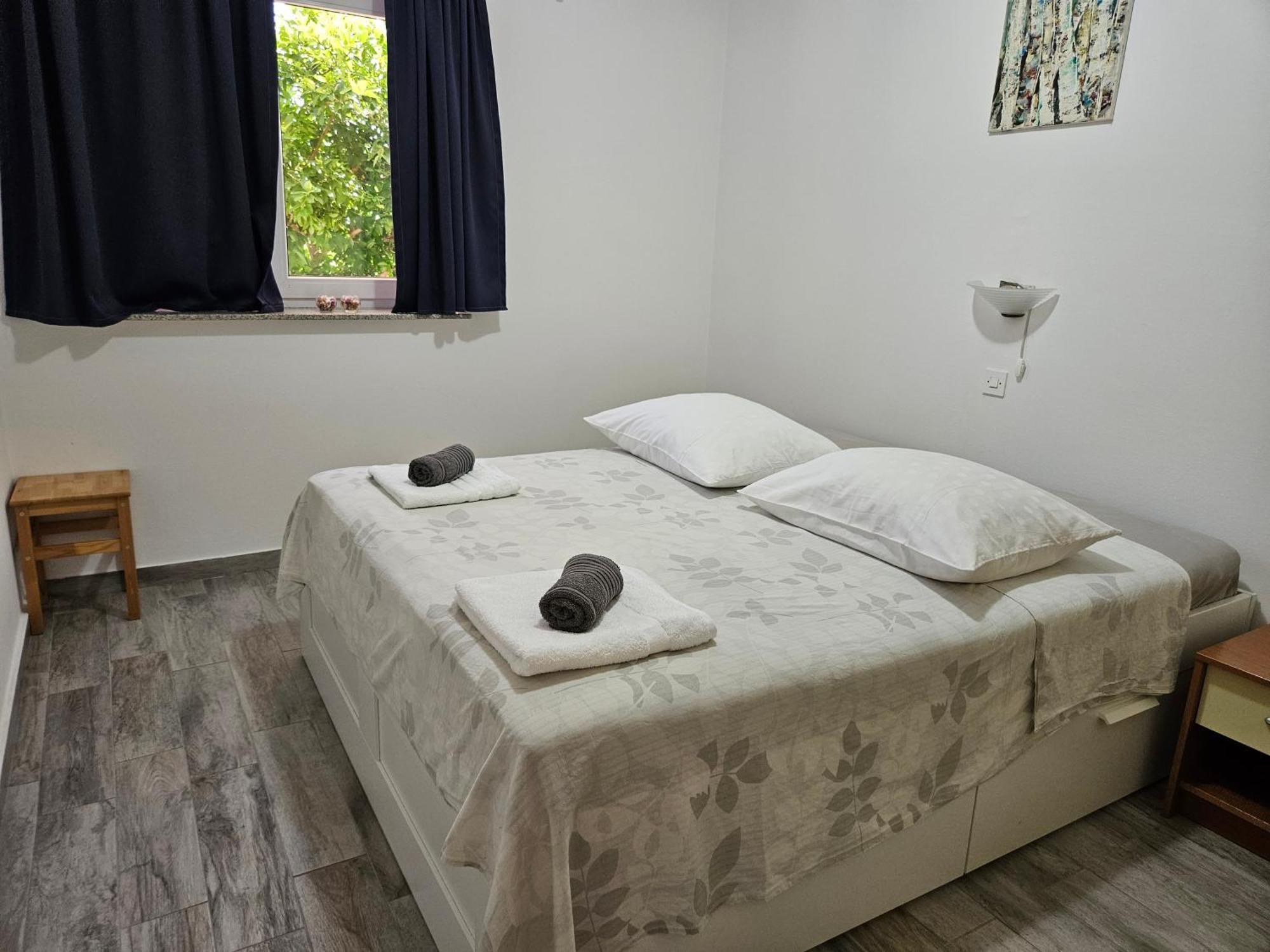 Apartmani Tatjana Rab Town Bagian luar foto